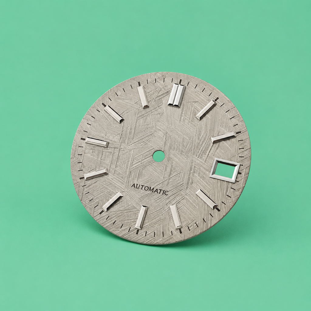 Dial Texturizado Plateado Tipo Meteorito de 28.5 mm con Índices Aplicados y Ventana de Fecha – Compatible NH35 / NH36 / 4R / 6R