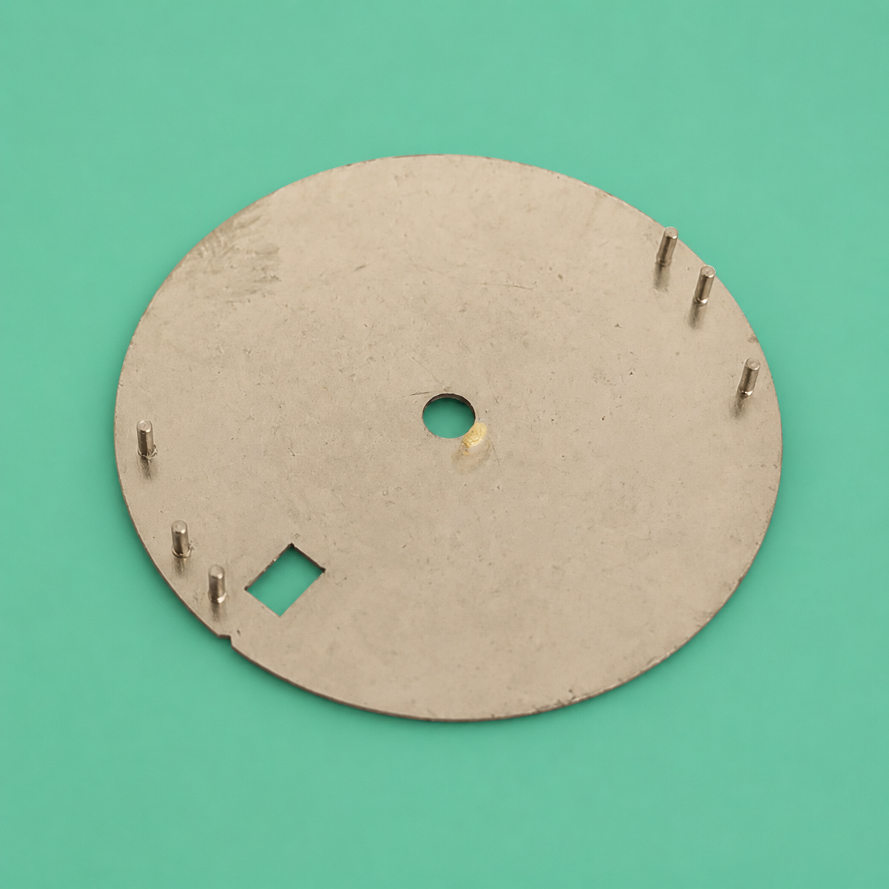Dial Crema 28.5 mm con Números Árabes Naranja, Lume y Ventana de Fecha – Compatible NH35 / NH36 / 4R / 7S